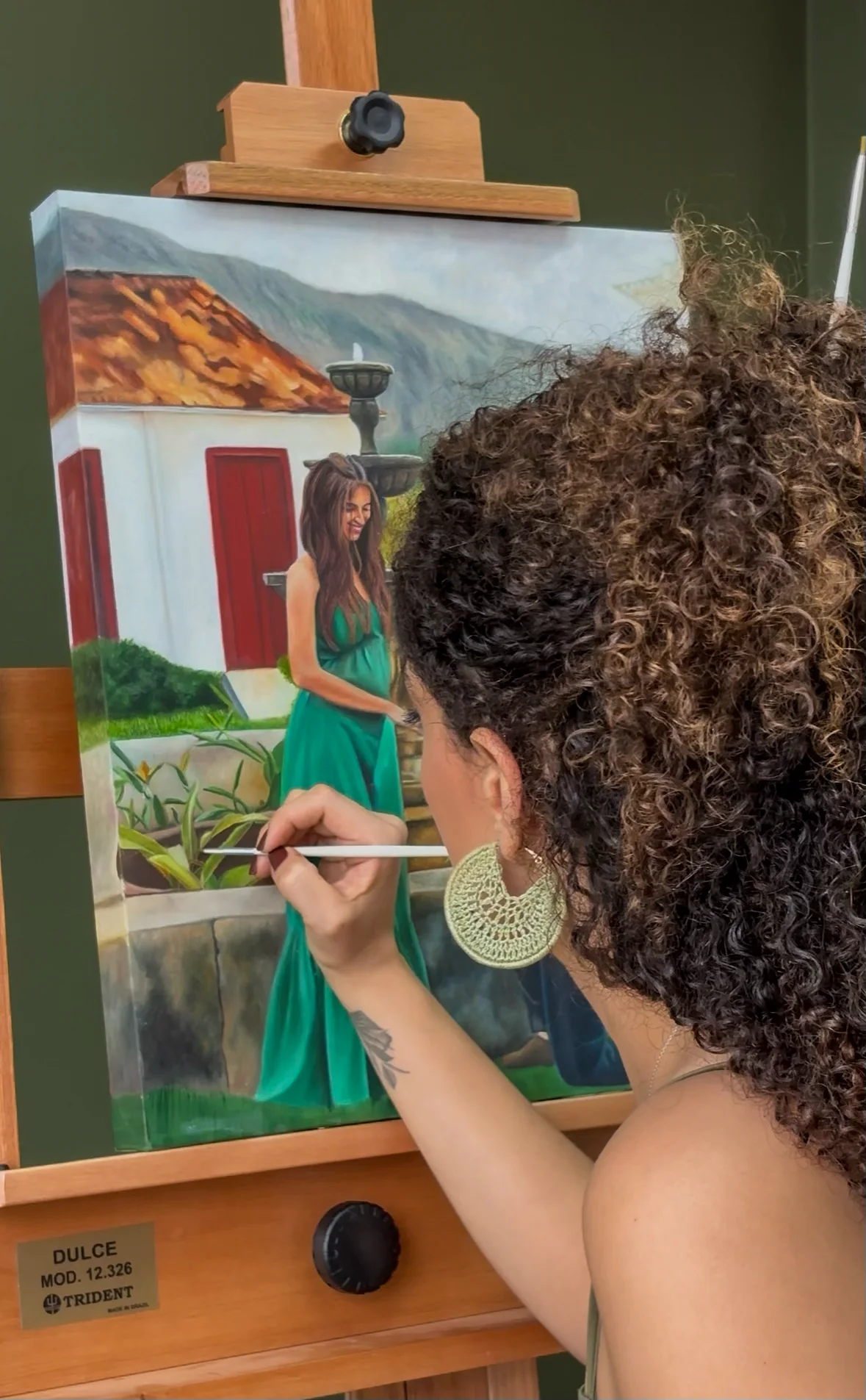Gabriela pintando um retrato no ateliê